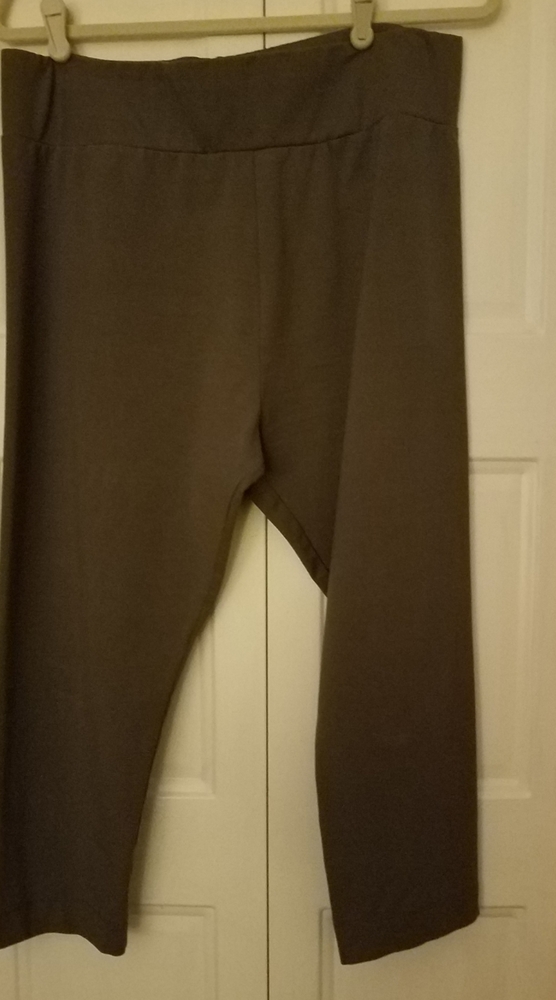 LOGO Layers Capri Leggings